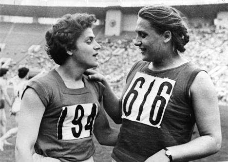 Irina Press (vas.) voitti olympiakultaa aitajuoksussa ja viisiottelussa. Sisarukset kokivat elämänsä alussa kovia. Kummankin ura päättyi maaliskuussa 1966 kuin seinään.