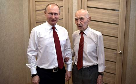 Vladimir Putin onnitteli entistä KGB-esimiestään Lazar Matvejevia toukokuussa 2017.
