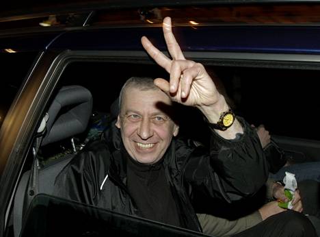 Oppositiopoliitikko Andrei Sannikou tuuletti huhtikuussa 2012 vapauduttuaan Minskissä vankilasta armahduksen myötä.