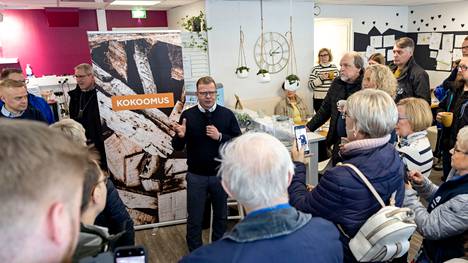 Petteri Orpo valoi uskoa omiinsa kampanjatilaisuudessa hämeenlinnalaisessa kahvilassa.