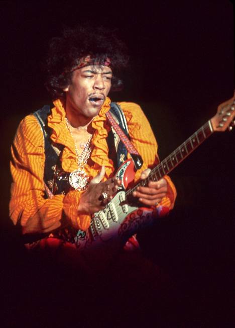 Jimi Hendrix paitsi mullisti kitaransoiton keksimällä uusia sointuja ja soundeja, hän myös käsitteli soitintaan esimerkiksi hampaillaan. Lisäksi hän tuikkasi kitaransa useasti tuleen.