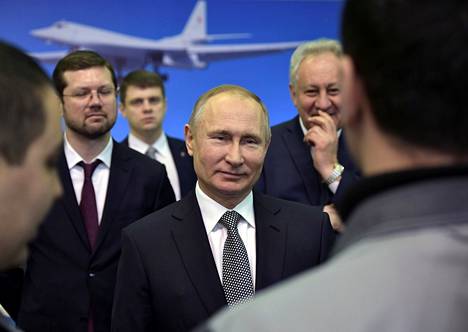 Venäjän presidentti Vladimir Putin tapaa työntekijöitä vieraillessaan Gorbunov Aviationin tehtaalla Kazanissa, Venäjällä 25.1.2018.