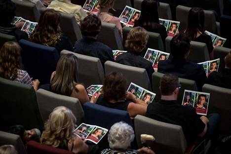 Epidemia on levinnyt Yhdysvalloista voimakkaasti Kanadaan. Elokuussa kuusisataa ihmistä kokoontui kirkkoon kunnioittaakseen yliannostukseen menehtyneen Carson Crimenin muistoa Langleyn kaupungissa. Vasta 14-vuotiaan Crimenin kuolema kuvattiin, ja video lisättiin sosiaaliseen mediaan. Tapaus herätti runsaasti julkista keskustelua opioidien vaaroista Kanadassa.