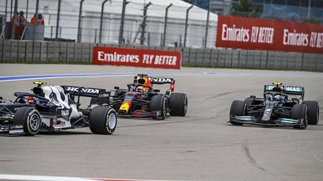 Tässä Max Verstappen ohittaa Valtteri Bottaksen Venäjän GP:ssä.