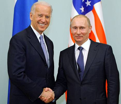 Varapresidentti Joe Biden ja pääministeri Vladimir Putin kättelivät tapaamisessaan Moskovassa 2011.