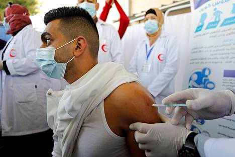 Palestiinalainen terveydenhoitoalan työntekijä sai koronarokotteen keskiviikkona.