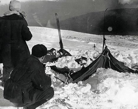 Kuva vaeltajien lumen alle jääneestä teltasta.