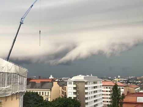 Myrskypilvet saapuivat Helsingin ylle kello 14 aikaan. Kuva otettu Torkkelinmäeltä Kalliosta.