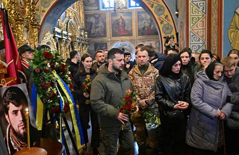 Sanna Marin ja Ukrainan presidentti Volodymyr Zelenskyi osallistuivat sotasankarin siunaustilaisuuteen.