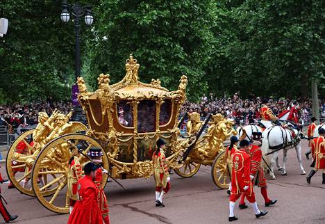 Kulkueessa kierrätettiin kuningattaren kruunajaisvaunuja, joiden ikkunasta näkyi virtuaalinen, juuri kruunattu nuori kuningatar Elisabet.