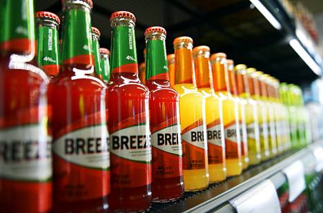 Alkoholilaki säätelee esimerkiksi Bacardi Breezer -limuviinojen tuloa kaupan hyllyille.