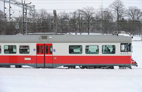 VR:n junatyyppi Sm2 kuvattuna Helsingin rautatieasemalla. Vanhoille junayksiköille on löydetty jatkokäyttöä.