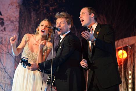 Prinssi William nousi esiintymislavalle Jon Bon Jovin ja Taylor Swiftin kanssa vuonna 2013. Hetki oli prinssille äärimmäisen kiusallinen.