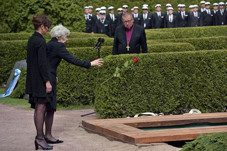 Tellervo Koivisto jätti punaisen ruusun presidentti Mauno Koiviston arkun päälle. Vierellä Assi Koivisto.