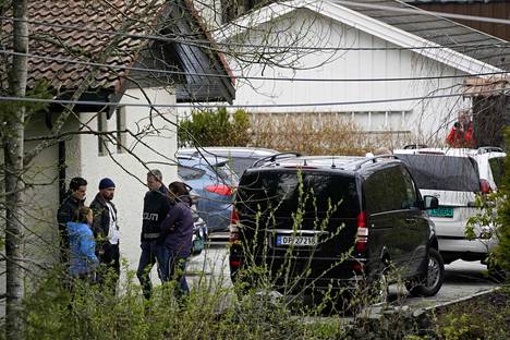 Poliisit työskentelivät Hagenien talolla Oslon lähellä sijaitsevassa Lørenskogissa viime viikolla.