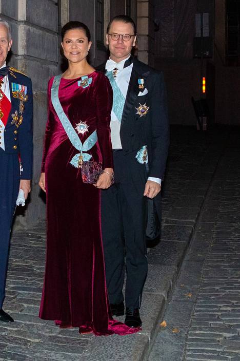 Kruununprinsessa Victoria oli pukeutunut juhlaan samettiseen iltapukuun.