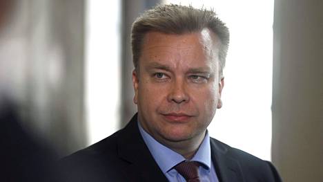 Puolustusministeri Antti Kaikkonen arvioi, että Suomi voi päästä Naton tarkkailijajäseneksi vielä tämän kuukauden aikana.