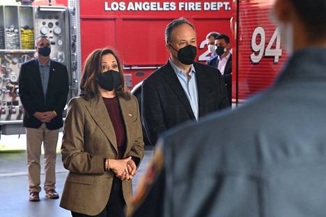 Harris ja hänen puolisonsa Doug Emhoff vierailivat Los Angelesissa paloasemalla joulukuussa.