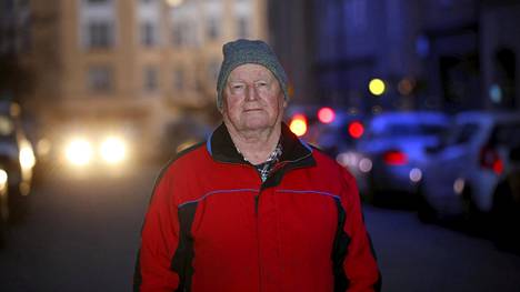 Helsinkiläinen Tapio Laurila, 80, on tottunut pärjäämään pienillä tuloilla. Kuva on otettu aiemmin kevättalvella, ennen koronavirukseen liittyvien turvaväliohjeiden voimaan tuloa.