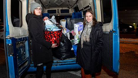 Terhi Suokas ja Tiia Sairi lähtivät lauantai-iltana kohti Ukrainan rajaa. Sieltä he poimivat kyytiinsä Ukrainasta paenneita naisia ja lapsia ja tuovat he turvaan Suomeen.