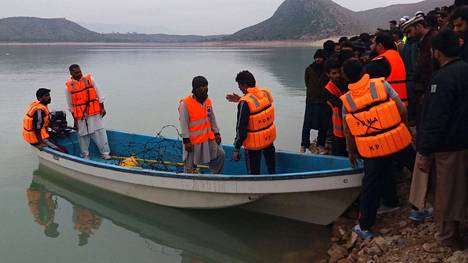 Ainakin kymmenen lasta kuoli veneonnettomuudessa Tanda Damin järvellä Pakistanissa.