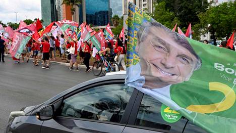 Bolsonaro ja hänen kannattajansa ajoivat Lulan kannattajien ohitse lauantaina. 