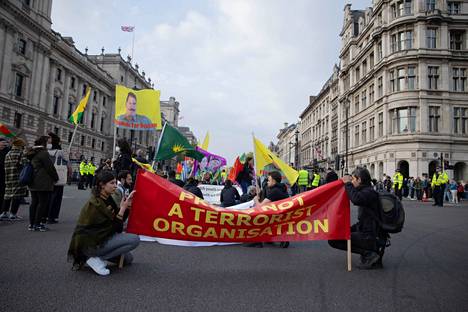 Kurdeja marssi huhtikuussa Lontoon kaduilla. Mielenosoittajat vaativat, ettei PKK:n jäseniä pidettäisi terroristeina.