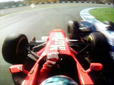 Schumacherin epätoivoinen yritys ei onnistunut. Saksalainen joutui keskeyttämään, Villeneuve ajoi mestarina maaliin.