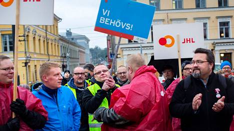 Vuonna 2014 Helsingin Senaatintorilla osoitettiin mieltä Palmian yhtiöittämistä vastaan.