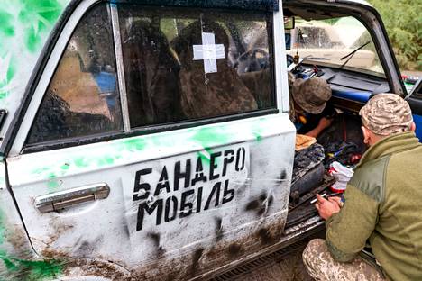Ukrainalaissotilaiden auton kylkeen on maalettu teksti ”Bandera-mobiili”. Sillä he viittaavat toisen maailmansodan aikaiseen itsenäisyystaistelijaan Stepan Banderaan.
