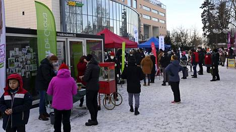 Puolueiden vaaliehdokkaat kampanjoivat Vantaan Tikkurilassa aluevaalien alla 22. tammikuuta 2022. 