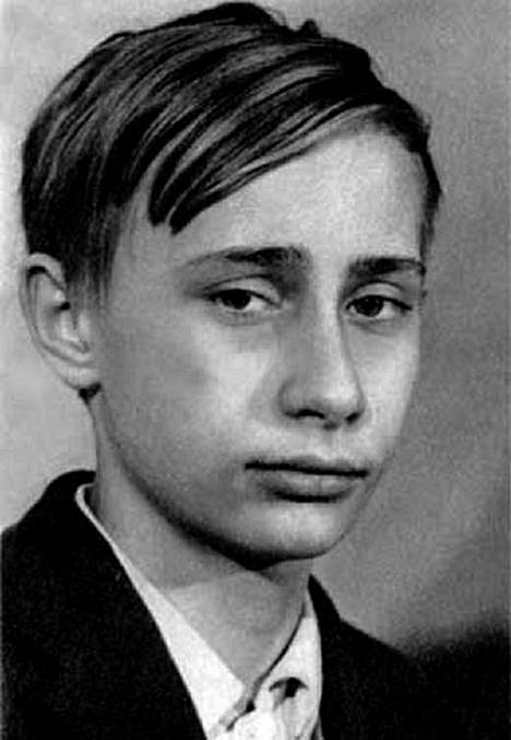 Vladimir Putin ei loistanut koulussa. Lukion jälkeen nuori pääsi kuitenkin opiskelemaan oikeustiedettä Leningradin valtionyliopistoon. Kuva vuodelta 1966.
