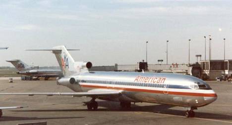 Angolassa kadonnut Boeing 727-223 kuului aiemmin American Airlinesille. Kuva otettu Chicagon kansainväliseltä lentokentältä toukokuussa 1989.