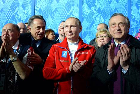 Venäjän presidentin Vladimir Putinin lähipiiriin kuuluva Vitali Mutko (toinen vas.) oli Fifan hallituksessa vuoden 2018 ja 2022 MM-kisaisäntiä valittaessa.