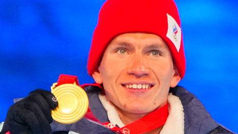 Aleksadr Bolshunov ja Pekingin olympialaisten kultamitali. Oman kultansa hän löysi Valko-Venäjällä järjestetyltä harjoitusleiriltä.