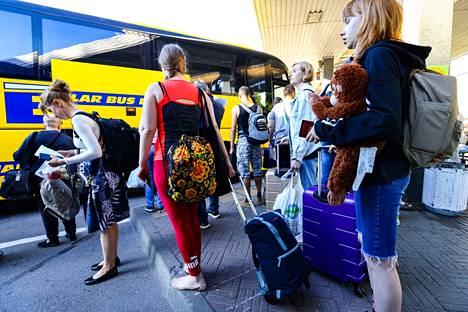 EU:n ja Schengen-alueen ulkopuolelta saapuvilla matkustajilla pitää edelleen olla tavanomaiset matkustusasiakirjat eli passi ja tarvittaessa viisumi.