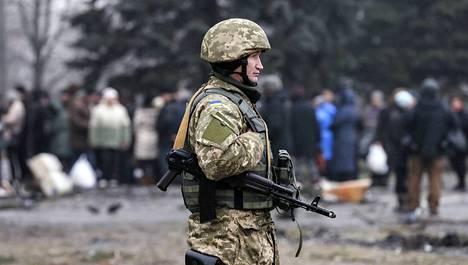 Ukrainalaissotilas vartioi humanitaarisen avun jakoa Debaltsevessa, jota vastaan kapinallisten kerrottiin hyökänneen jälleen lauantaina Itä-Ukrainassa.