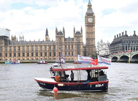 Eurokriittisen UKIP-puolueen mielestä EU uhkaa jopa Iso-Britannian kaloja. Mielenosotusveneitä brexitin puolesta ja vastaan on nähty Thamesilla parlamentin edustalla pitkin kesäkuuta.