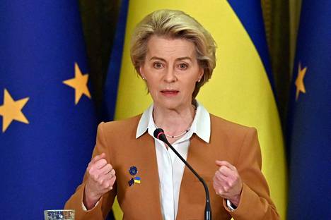 Euroopan komission puheenjohtaja Ursula von der Leyen kertoi uusista pakotteista vierailullaan Kiovaan helmikuussa 2022.