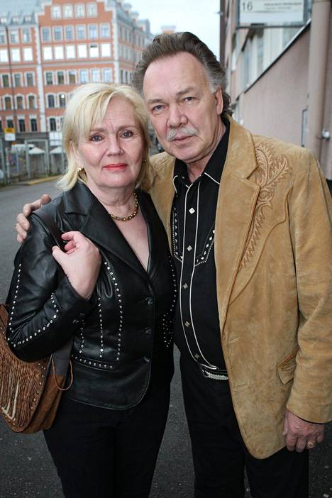 Kari Tapion ja Pia Viheriävaaran rakkaustarina kesti yli 40 vuotta – aina laulajalegendan kuolemaan saakka eli vuoteen 2010. Pia Viheriävaara kuoli vuonna 2015.