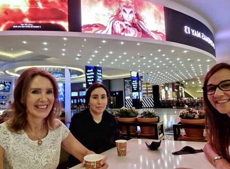 Ensimmäisessä toukokuussa julkaistussa kuvassa prinsessa Latifa (kesk.) on Mall of Dubaissa edessään pöydällä kertakäyttömuki ja kasvomaski. Kuvan aitoudesta ei ole takuita.
