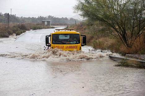 Hinausauto kynsi tulvavedessä Molina de Segurassa Espanjan Murciassa torstaina 12. syyskuuta.