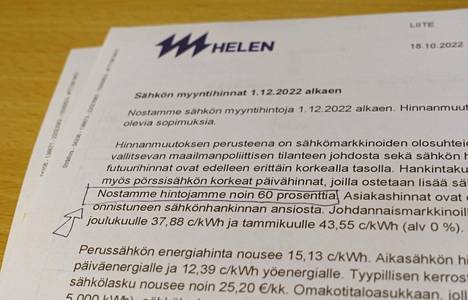 Sähköyhtiö Helenin tiedote sähkön myyntihintojen nostamisesta, kuvattu Helsingissä 25. lokakuuta 2022. Hinnankorotus kohdistuu talouksiin, joissa on toistaiseksi voimassa oleva sähkösopimus. 