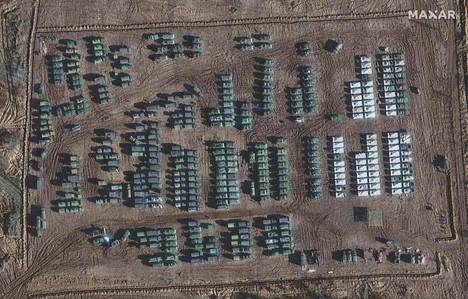 Ajoneuivojen pysäköintialue Jelnjassa. Satelliitikuva Venäjän joukkojen sijoituksista on otettu 1. marraskuuta. 