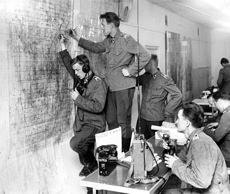 Keltaiset vastaan siniset: Kadetit päivittävät kartalle tietoja helikopterien maahanlaskuoperaatiosta sinisten prikaatin esikunnassa sotaharjoituksessa vuonna 1963.