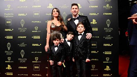 Lionel Messi ja Antonella Roccuzzo sekä lapset Thiago, Mateo ja Ciro. 