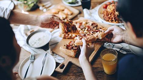 Geenit säätelevät syömiskäyttäytymistämme aivoissa. Palkitsemisjärjestelmä aivoissa toimii yksilöllisesti, joten osalle ruoka aiheuttaa suurempaa nautintoa kuin toisille. 