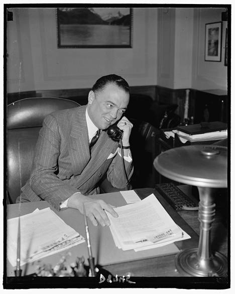 J. Edgar Hoover toimitti FBI:n tietoja auliisti presidentille.