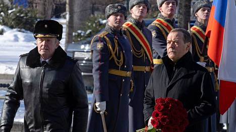 Dmitri Medvedev osallistui isänmaan puolustajien muistopäivän seppeleenlaskuun Kremlissä 23. helmikuuta.