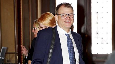 Keskustan puheenjohtaja Juha Sipilä saapui hallitusneuvotteluihin Säätytalolle keskiviikkona.
